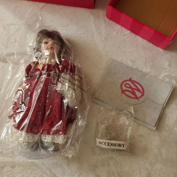 Marie Osmond Porcelain Doll "Young Love Rosebud" Miniature Reproduction 9" - Picture 2 of 13